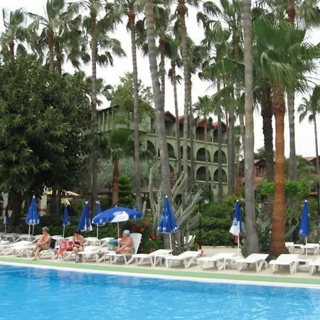 Club Tropical فندق كوناكلي
